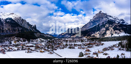 Schweiz, Kanton Bern, Berner Oberland, Berner Voralpen, Duendenhorn, Blick auf mounatin Dorf Kandersteg im Winter Stockfoto