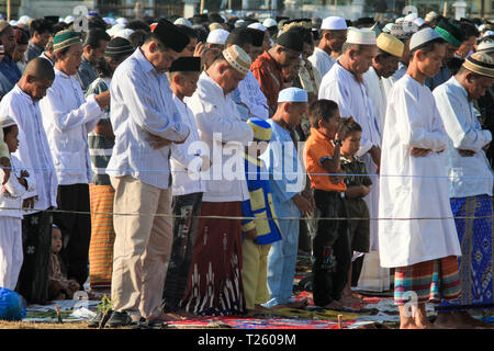 MAUMERE, FLORES/INDONESIEN - 31. AUGUST 2011: Maumere Moslemischen zusammen beten auf Eid Mubarak. Die Menschen in der Maumere Flores sehr nett und kümmern sich um die Vielfalt. Stockfoto