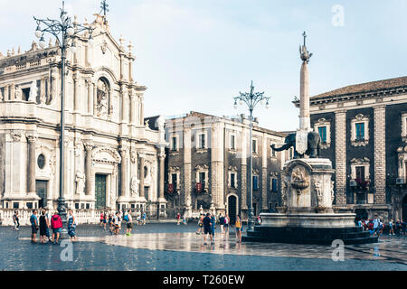 Catania, Sizilien, Italien - 15 August, 2018: die Menschen in der Nähe von berühmten Wahrzeichen, dem Monument der Elefanten Brunnen (Fontana dell'Elefante) auf dem Hauptplatz Piazza Stockfoto