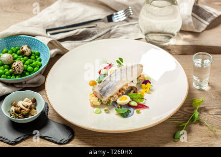 Geräucherten Hering, saure Sahne, Zwiebel in Essig mariniert Schalotte und Ahornsirup, gebeizt shimej Champignons, Salat, Wachtelei, Schnittlauch mayonnais Stockfoto