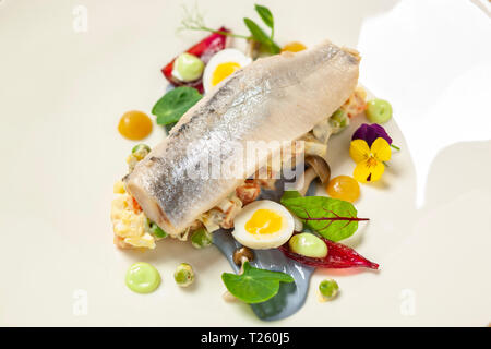 Geräucherten Hering, saure Sahne, Zwiebel in Essig mariniert Schalotte und Ahornsirup, gebeizt shimej Champignons, Salat, Wachtelei, Schnittlauch mayonnais Stockfoto