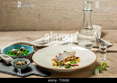 Geräucherten Hering, saure Sahne, Zwiebel in Essig mariniert Schalotte und Ahornsirup, gebeizt shimej Champignons, Salat, Wachtelei, Schnittlauch mayonnais Stockfoto