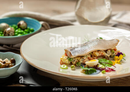 Geräucherten Hering, saure Sahne, Zwiebel in Essig mariniert Schalotte und Ahornsirup, gebeizt shimej Champignons, Salat, Wachtelei, Schnittlauch mayonnais Stockfoto