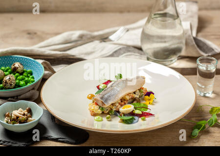 Geräucherten Hering, saure Sahne, Zwiebel in Essig mariniert Schalotte und Ahornsirup, gebeizt shimej Champignons, Salat, Wachtelei, Schnittlauch mayonnais Stockfoto