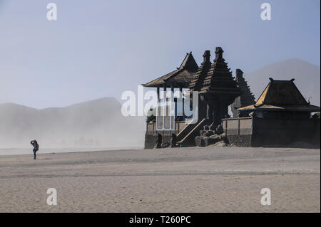 Indonesien, Java, Bromo Tengger Semeru National Park, Hindu Tempel Komplex in der Mount Bromo Krater Stockfoto