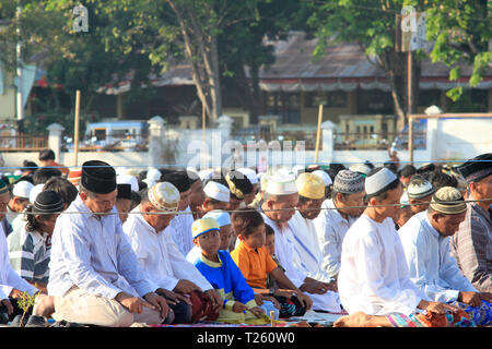 MAUMERE, FLORES/INDONESIEN - 31. AUGUST 2011: Maumere Moslemischen zusammen beten auf Eid Mubarak. Die Menschen in der Maumere Flores sehr nett und kümmern sich um die Vielfalt. Stockfoto