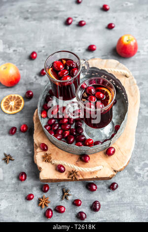 Zwei Gläsern Glühwein mit Preiselbeeren, Orangenscheiben und Sternanis auf Fach Stockfoto