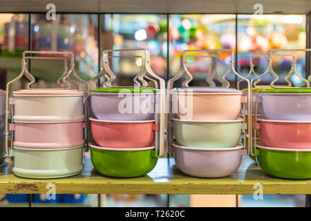 Essen Träger bunte auf Holz Tisch, Vintage im thailändischen Stil. Stockfoto