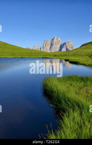 Lago delle Baste und Monte Pelmo. UNESCO-Weltkulturerbe. Pelmo, Lago delle Begießen, Selva di Cadore, Alto Agordino, Belluno Bezirk, Venetien, Stockfoto