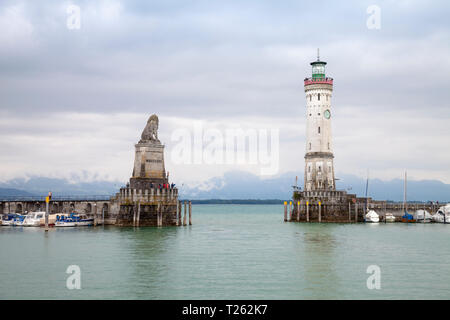 Deutschland, Bayern, Lindau, Hafeneinfahrt, Leuchtturm und Bayerischer Löwe Stockfoto