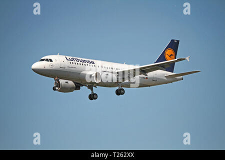 Lufthansa Flugzeug nähert sich für die Landung Stockfoto