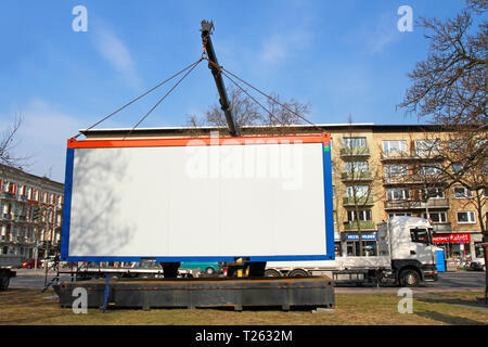 Lieferung von einem Container Modul Stockfoto