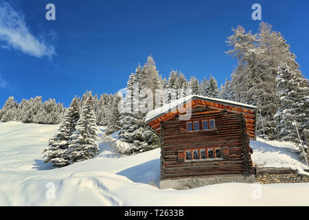 Chalet in winterlicher Landschaft Stockfoto