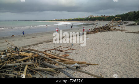 KUTA, Bali/Indonesien - 15. Dezember 2018: Freiwillige saubere Strand von Kuta aus Müll verstreut. Menschen aus einer Organisation oder Angestellten, die in der Nähe von Arbeit Stockfoto