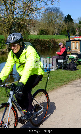 Entlang der Kennet und Avon Canal an Bathampton im Frühjahr Badewanne Somerset UK Angeln und Radfahren Stockfoto