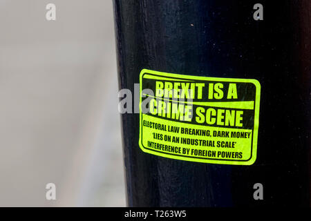 Brexit ist ein Tatort Aufkleber auf einem Lamp Post Stockfoto