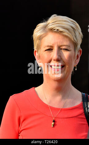 Angela Smith MP (Ex-Arbeit, jetzt unabhängige Gruppe: Penistone und Stocksbridge) auf College Green, Westminster, 29. März 2019 interviewt Stockfoto