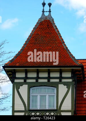 Stützpfeiler Turm von einem alten Herrenhaus mit Fachwerk und Dachziegeln Stockfoto