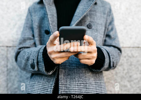 Des Menschen Hände halten Smartphone, close-up Stockfoto