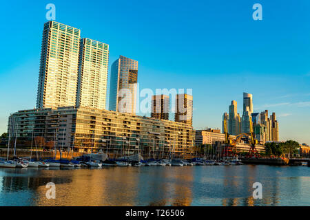 Blick auf die moderne Architektur in der berühmten Gegend von Puerto Madero in Buenos Aires, Argentinien. Stockfoto