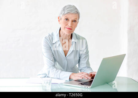 Portrait von Reife Geschäftsfrau Arbeiten am Laptop Stockfoto