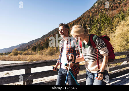 Österreich, Alpen, glückliches Paar auf eine Wanderung über eine Brücke Stockfoto