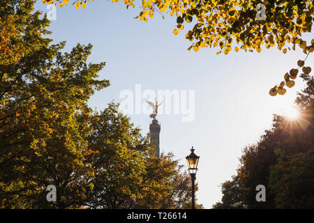 Deutschland, Berlin, zur Siegessäule im Herbst Stockfoto