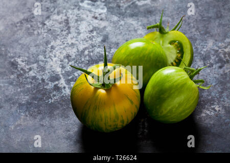 Ganze und aufgeschnittene Tomaten 'Green Zebra' Stockfoto