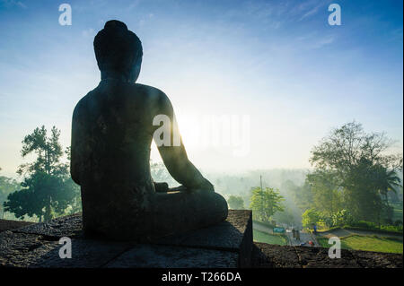 Indonesien, Java, Borobudur Tempel Komplex, sitzender Buddha in der Hintergrundbeleuchtung Stockfoto