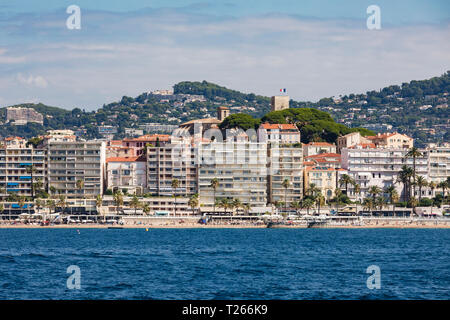 Frankreich, Provence-Alpes-Cote d'Azur, Cannes, Apartment Gebäude am Strand, Le Suquet Altstadt im Hintergrund Stockfoto