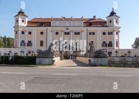 Staat Schloss Milotice, Perle Sudmahrens, ist ein einzigartig erhaltenen Komplex von barocken Gebäuden und Garten Architektur Stockfoto