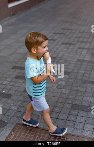 Kleiner Junge Eis essen Stockfoto