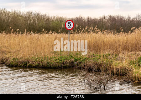 Schild am Ufer des Flusses Bure, in der Nähe von Wroxham, die Broads, Norfolk, England, Großbritannien Stockfoto