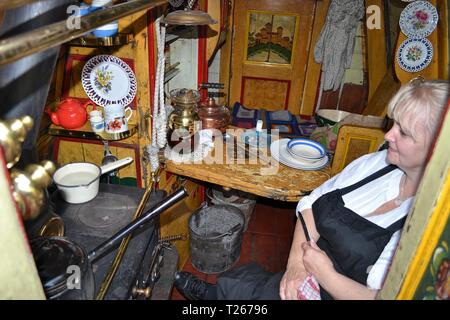 Dame in einem alten Kanal Boot im Black Country Living Museum, ein Freilichtmuseum mit historischen Gebäuden in Dudley, West Midlands, England, Großbritannien Stockfoto