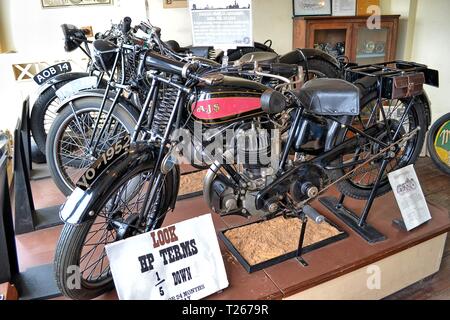 Eine 1930er Jahre Motorrad Shop im Black Country Living Museum, ein Freilichtmuseum der umgebauten historischen Gebäude in Dudley, West Midlands, England, Großbritannien Stockfoto