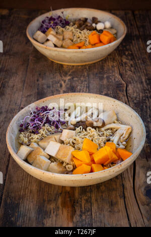 Miso Ramen Suppe mit Nudeln, rote Radieschen Sprossen, Kürbis, gebratenem Tofu, shimeji und König Trompete Pilz Stockfoto