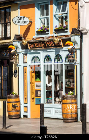 The Irish Pub Shop Art Gallery an der Main Street in Killarney, County Kerry, Irland Stockfoto