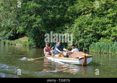 Menschen Rudern auf dem Fluss Avon in Stratford-upon-Avon, Warwickshire, England, Großbritannien Stockfoto
