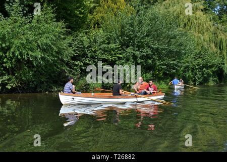 Menschen Rudern auf dem Fluss Avon in Stratford-upon-Avon, Warwickshire, England, Großbritannien Stockfoto