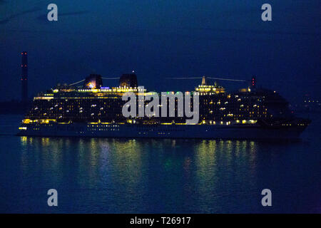 Umweltverschmutzung, MSC Bellissima., Sophia Loren, Kreuzfahrt, Büchse, Nacht, Southampton, Cowes, Isle of Wight, England, Vereinigtes Königreich, Stockfoto