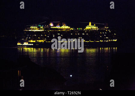 Umweltverschmutzung, MSC Bellissima., Sophia Loren, Kreuzfahrt, Büchse, Nacht, Southampton, Cowes, Isle of Wight, England, Vereinigtes Königreich, Stockfoto