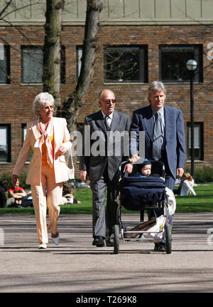 LINKÖPING 2004-04-24 Ehemaliger Tennisspieler Björn Borg mit seinem Sohn Leo Borg, Patricia von Kindern Bianca und Casper 7 und 9 Jahre alt, zusammen mit Björn's Eltern Margareta und Rune Borg, auf dem Weg zu einer Hochzeit in Linköping Kathedrale. Foto Jeppe Gustafsson Stockfoto