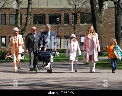 LINKÖPING 2004-04-24 Ehemaliger Tennisspieler Björn Borg mit seinem Sohn Leo Borg, Patricia von Kindern Bianca und Casper 7 und 9 Jahre alt, zusammen mit Björn's Eltern Margareta und Rune Borg, auf dem Weg zu einer Hochzeit in Linköping Kathedrale. Foto Jeppe Gustafsson Stockfoto