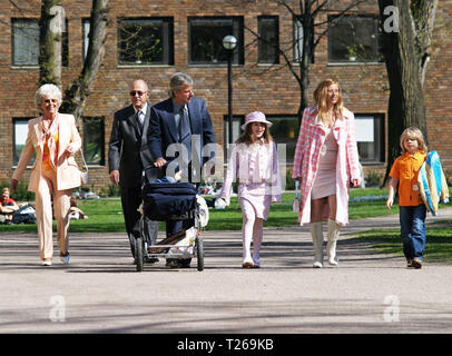 LINKÖPING 2004-04-24 Ehemaliger Tennisspieler Björn Borg mit seinem Sohn Leo Borg, Patricia von Kindern Bianca und Casper 7 und 9 Jahre alt, zusammen mit Björn's Eltern Margareta und Rune Borg, auf dem Weg zu einer Hochzeit in Linköping Kathedrale. Foto Jeppe Gustafsson Stockfoto