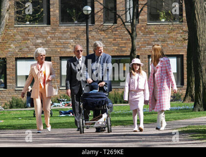 LINKÖPING 2004-04-24 Ehemaliger Tennisspieler Björn Borg mit seinem Sohn Leo Borg, Patricia von Kindern Bianca und Casper 7 und 9 Jahre alt, zusammen mit Björn's Eltern Margareta und Rune Borg, auf dem Weg zu einer Hochzeit in Linköping Kathedrale. Foto Jeppe Gustafsson Stockfoto