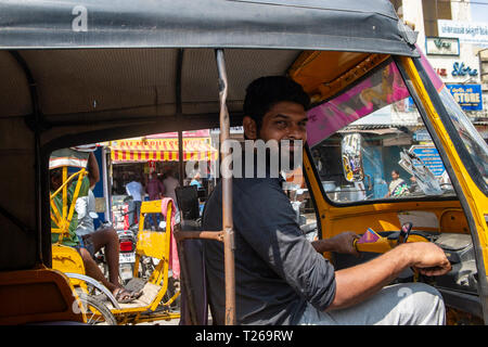 Ein Tuk Tuk Fahrer lächelt in die Kamera im lebhaften Chennai, Indien Stockfoto