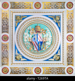 Papst Pius IX. Wappen in die Decke der Kirche von Santo Spirito dei Napoletani in Rom, Italien. Stockfoto