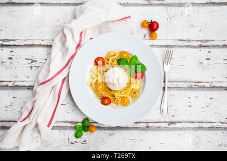 Spaghetti mit Tomaten, Burrata und Basilikum Stockfoto