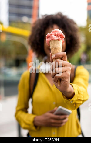 Frau Hand mit Eistüte, close-up Stockfoto