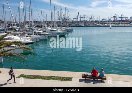 Touristen, die Luxus-Yachten und Boote in Valencia Marina Spanien Hafen Europa Valencia Hafen Stockfoto